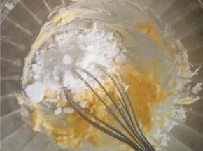 加入糖粉、盐继续打发。