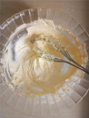 打发至膨松颜色变浅。