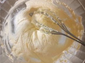 打发至膨松颜色变浅。