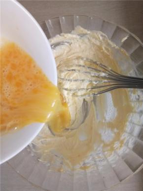 倒入蛋液搅拌至充分融合。