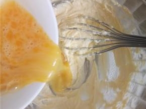 倒入蛋液搅拌至充分融合。