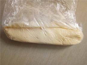 倒入保鲜袋整成条形放入冰箱冷冻定型1小时左右。