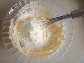 倒入奶粉混合均匀。