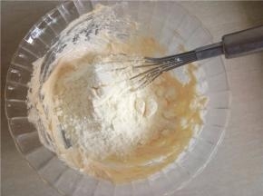 倒入奶粉混合均匀。