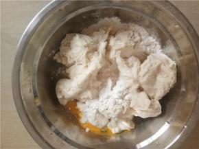 发酵好的中种面团撕成小块，加入主面团（辅料）除黄油外的材料混合揉成光滑面团。