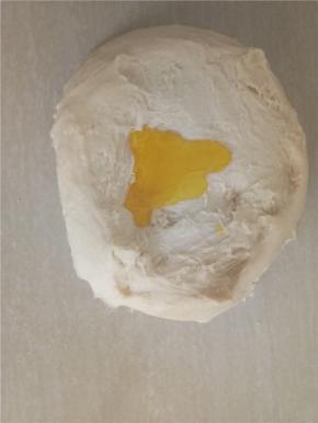 揉至面团略有筋度时加橄榄油。