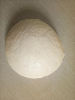 盖上保鲜膜室温发酵30分钟。