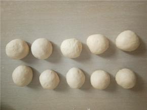 醒发结束，将面团分成10个小面团滚圆，盖上保鲜膜松弛15分钟。