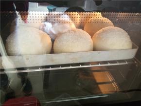 发酵好的面包放入预热好的烤箱中层180度烤20分钟左右，上色后注意加盖锡纸。