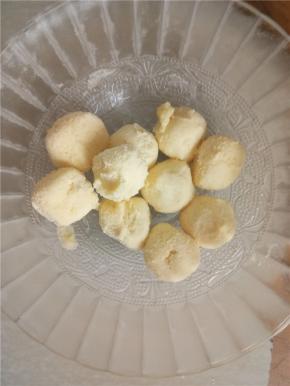 定型好的奶酥用刀切片，整成圆形备用。