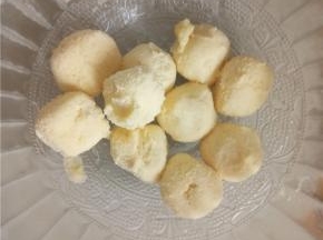 定型好的奶酥用刀切片，整成圆形备用。