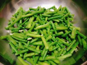然后再将豇豆捞出沥干水，放到干净容器里备用；