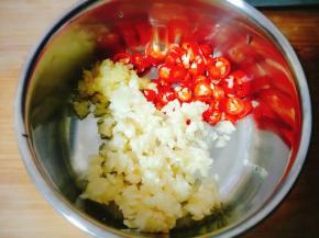 将洗好的蒜、姜切末，朝天椒切圈；