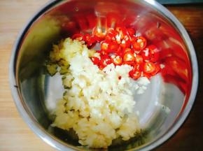 将洗好的蒜、姜切末，朝天椒切圈；