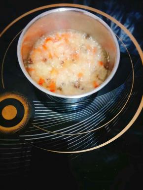 取干净的小容器放到电磁炉上，倒入少许的食用油，中火烧开，放入花椒粒和切好的蒜、姜末以及朝天椒圈煸出香味即可关火；