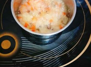 取干净的小容器放到电磁炉上，倒入少许的食用油，中火烧开，放入花椒粒和切好的蒜、姜末以及朝天椒圈煸出香味即可关火；