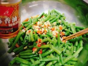 再撒上少许盐、鸡精、白糖、凉拌菜调料、香醋、淋上几滴香油；