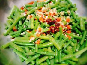 最后放入老干妈拌匀，撒上香菜即可；