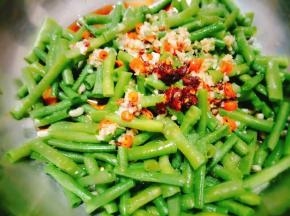 最后放入老干妈拌匀，撒上香菜即可；