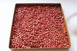 先来做花生酱。选择油脂丰富的花生仁，放入烤盘里，烤箱200度烤大约10分钟，注意观察，不要烤糊，看到花生没有变色就拿出来，凉了就脆了，如果烤到花生变黄就晚了，因为花生本身含油脂，拿出来也会继续加热变成焦糊。