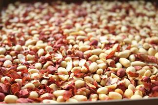 烤熟的花生搓掉红衣，只要白色的花生仁。