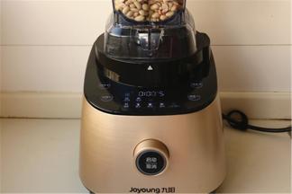 弄干净的花生仁放进破壁调理机的tritan搅拌杯里，盖好盖子后将杯体放在底座上。破壁调理机通电，如果在机器上直接操作，选择“果汁”键，进行启动即可，制作1分钟56秒时间； 如果在手机APP端，则选择“果汁”直接进行启动即可，制作1分钟56秒时间。