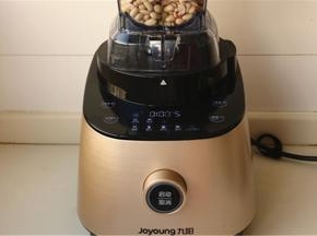 弄干净的花生仁放进破壁调理机的tritan搅拌杯里，盖好盖子后将杯体放在底座上。破壁调理机通电，如果在机器上直接操作，选择“果汁”键，进行启动即可，制作1分钟56秒时间； 如果在手机APP端，则选择“果汁”直接进行启动即可，制作1分钟56秒时间。