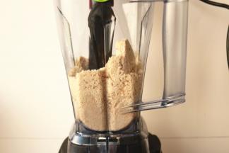 机器开始工作了，搅拌过程中，用机器自带的搅拌棒整理一下花生，很快就磨碎了。使用了2个果汁程序，因为电机高速旋转会发热，所以程序之间休息10分钟，这样也会延长机器的使用寿命。