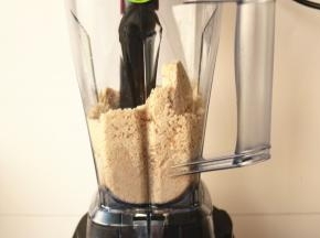 机器开始工作了，搅拌过程中，用机器自带的搅拌棒整理一下花生，很快就磨碎了。使用了2个果汁程序，因为电机高速旋转会发热，所以程序之间休息10分钟，这样也会延长机器的使用寿命。