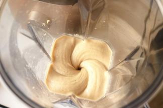 制作结束，得到细腻爽滑浓郁的花生酱。做好的原味花生酱，在做料理的时候更方便调味。