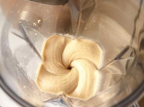 制作结束，得到细腻爽滑浓郁的花生酱。做好的原味花生酱，在做料理的时候更方便调味。