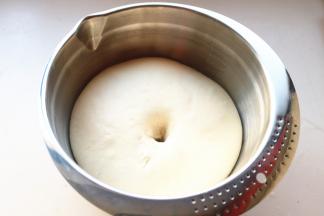 面团材料放入面包机里，开启面团程序揉面15分钟。揉好的光滑的面团放进面盆内，盖保鲜膜，在温暖的地方开始发酵大约1个小时，发酵完成，面团变成大约2.5倍大，可以用手戳出不回缩的洞。。