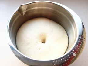 面团材料放入面包机里，开启面团程序揉面15分钟。揉好的光滑的面团放进面盆内，盖保鲜膜，在温暖的地方开始发酵大约1个小时，发酵完成，面团变成大约2.5倍大，可以用手戳出不回缩的洞。。