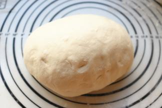 发酵好的面团再揉一会，排出面团内部的气体，再次揉光滑，略微静置醒发一会。