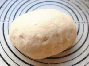 发酵好的面团再揉一会，排出面团内部的气体，再次揉光滑，略微静置醒发一会。