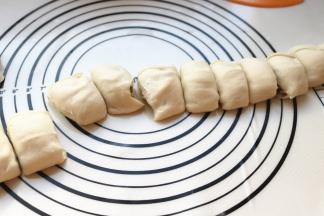 卷好后，均匀分成16份，可以做8个花卷。