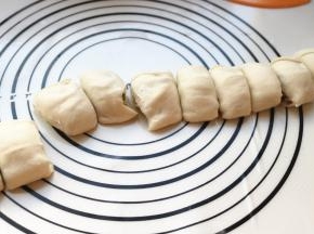 卷好后，均匀分成16份，可以做8个花卷。