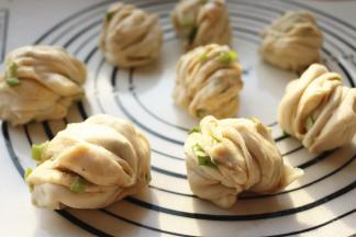 每两个一组，摞起来，两只手捏一下，让切口向上，再朝相反的方向拧一下，收口压在下面，花卷就做好了。做出来的是比较迷你的花卷。