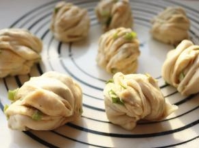 每两个一组，摞起来，两只手捏一下，让切口向上，再朝相反的方向拧一下，收口压在下面，花卷就做好了。做出来的是比较迷你的花卷。