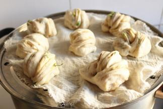 总共做了16个花卷，分别放入蒸锅的两层，下面垫打湿的纱布，避免粘连。再次醒发20分钟，胚子会变的大而柔软。