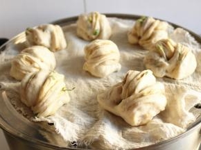 总共做了16个花卷，分别放入蒸锅的两层，下面垫打湿的纱布，避免粘连。再次醒发20分钟，胚子会变的大而柔软。