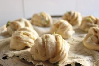 盖上蒸锅的盖子，大火上汽后，蒸15分钟，关火后再焖3分钟，制作完成。