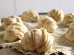 盖上蒸锅的盖子，大火上汽后，蒸15分钟，关火后再焖3分钟，制作完成。