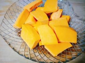 将南瓜去籽，切块儿洗干净；