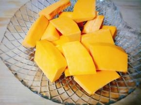 将南瓜去籽，切块儿洗干净；