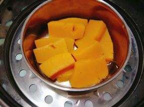 然后放到容器里，放入屉上蒸熟；