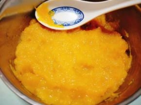 趁热把南瓜捣碎，凉透备用；