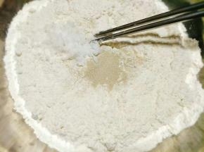 取一干净的容器，倒入面粉、酵母粉、白糖；