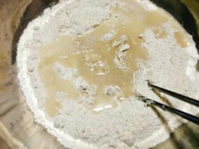 然后加入常温水(夏季常温水就可以)，用筷子顺时针搅拌；