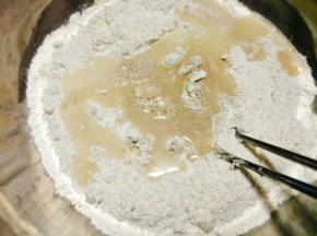 然后加入常温水(夏季常温水就可以)，用筷子顺时针搅拌；